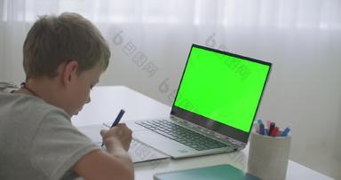 男孩学习远程查看视频移动PC画纸铅笔浓度关键显示